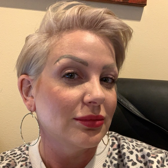 Meet your Posher, Julie - Picture 1 of 14